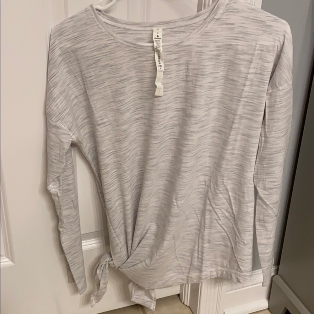 PRACTICALLY NEW LULULEMON TIE-FRONT LONG SLEEVE
